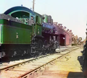 Lokomotive und Kohlenwagen in einem Eisenbahnhof, Russisches Reich, zwischen 1905 und 1915